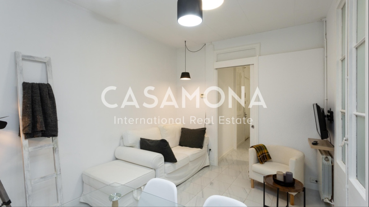 Appartamento minimalista con 2 camere da letto e balcone a Gracia