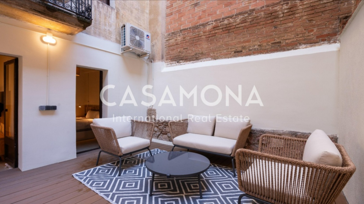 Stylish 1-Bedroom Apartment with Spacious Private Patio Near Sagrada Familia