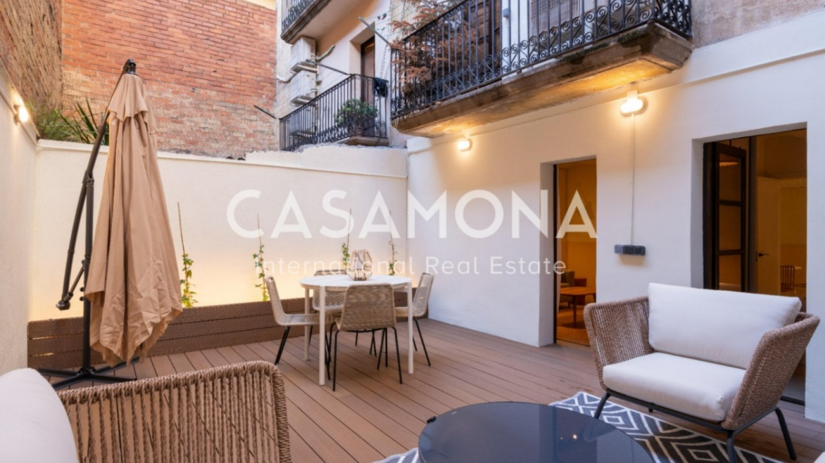 Stylish 1-Bedroom Apartment with Spacious Private Patio Near Sagrada Familia