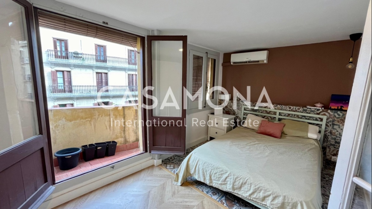 Elegant 2-Bedroom Apartment with Private Balcony in the Heart of El Born, Barcelona