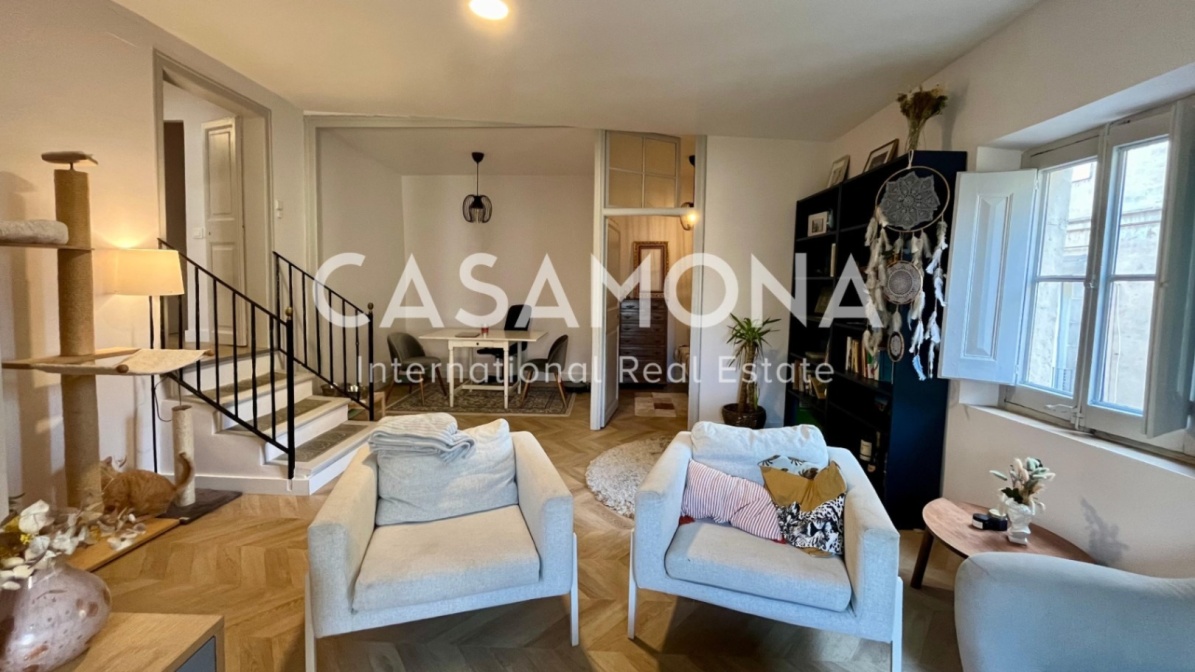 Elegant 2-Bedroom Apartment with Private Balcony in the Heart of El Born, Barcelona