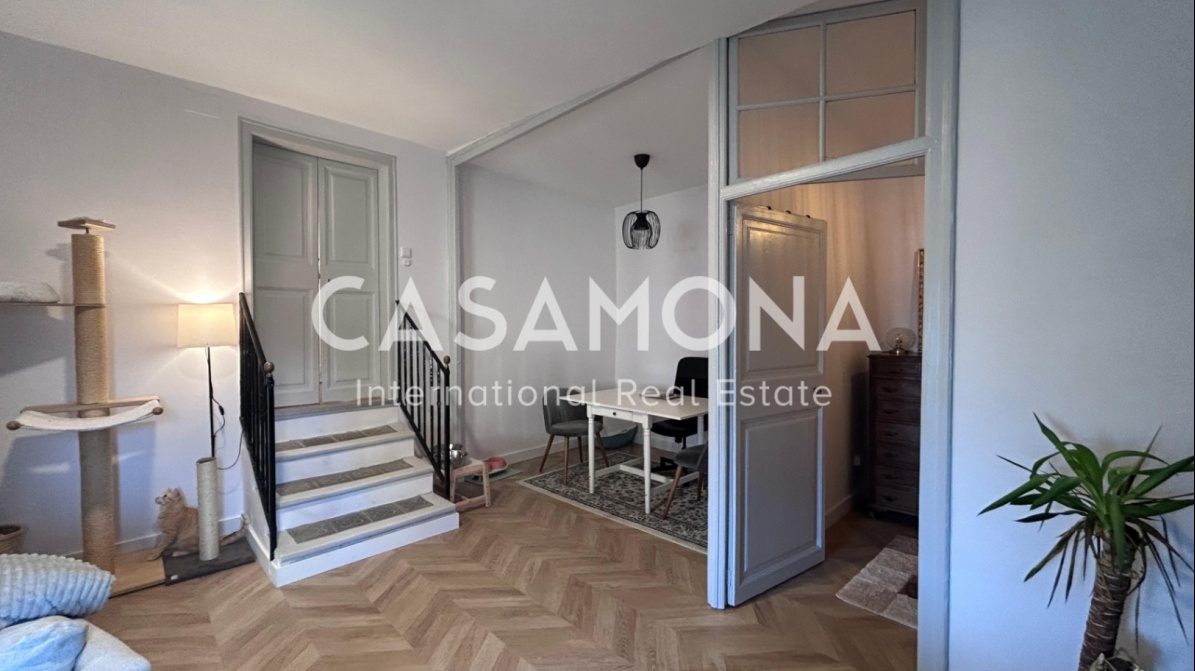 Elegant 2-Bedroom Apartment with Private Balcony in the Heart of El Born, Barcelona