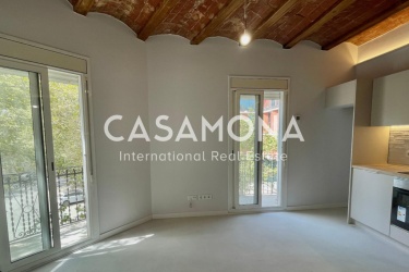 (VENDIDO) Luminoso apartamento reformado de 2 dormitorios con balcones en Poblenou