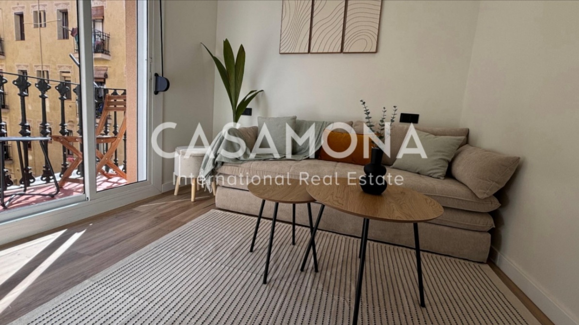 Newly Renovated 2-Bedroom Apartment with Balcony in Barceloneta