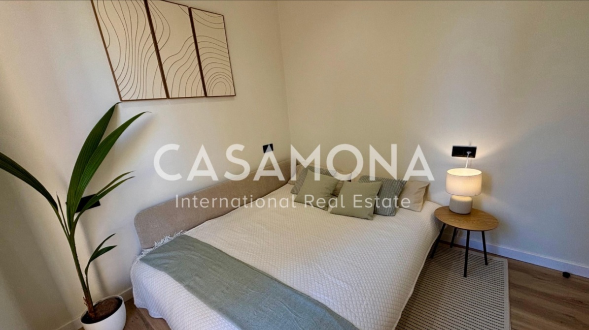 Newly Renovated 2-Bedroom Apartment with Balcony in Barceloneta