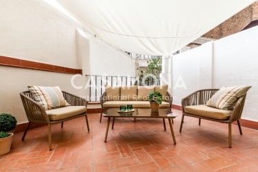 (RESERVED) Charming 3-Bedroom Apartment with Terrace in Eixample Dreta