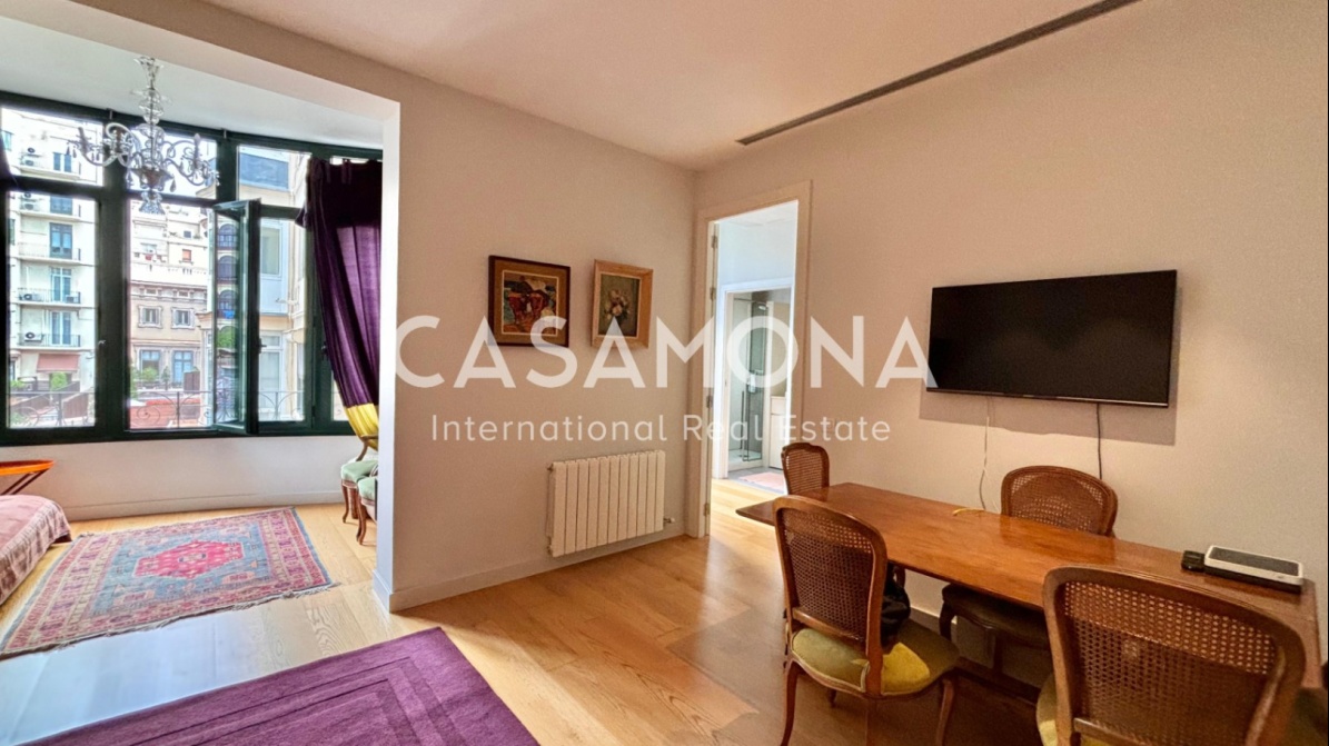 Elegante apartamento de 2 dormitorios y 2 baños junto a Passeig Gràcia