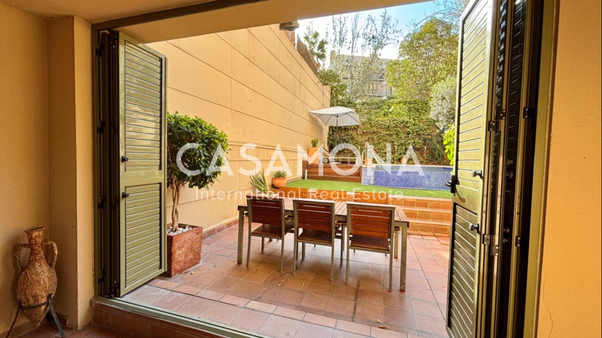 Spacious Duplex Near Sagrada Familia with Private Pool and Garden