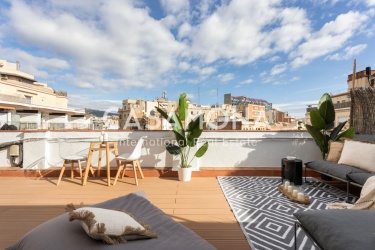 VACKER TAKVÅNING MED PRIVAT TERRASS I EIXAMPLE