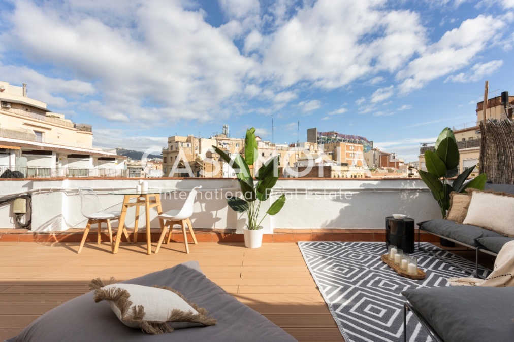 LYXIG TAKVÅNING MED PRIVAT TERRASS I EIXAMPLE