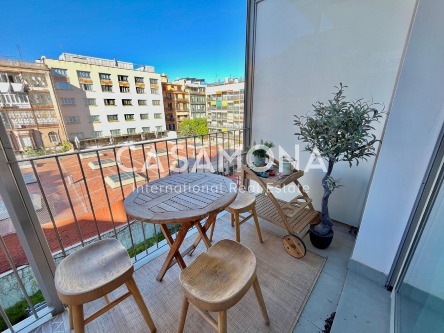 Appartement in volledig onderhouden gebouw met groot balkon, fitnessruimte en restaurant in Passeig de Gràcia