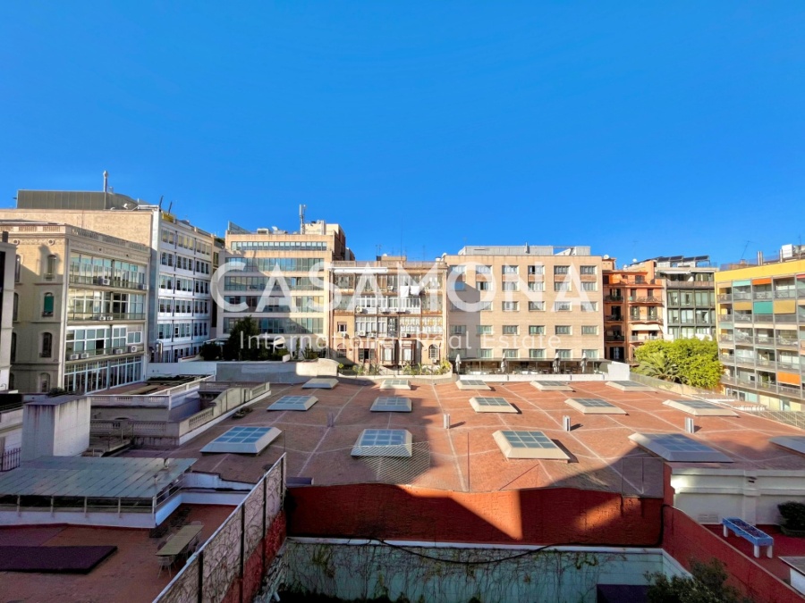 Appartamento in edificio completamente attrezzato con grande balcone, palestra e ristorante a Passeig de Gràcia