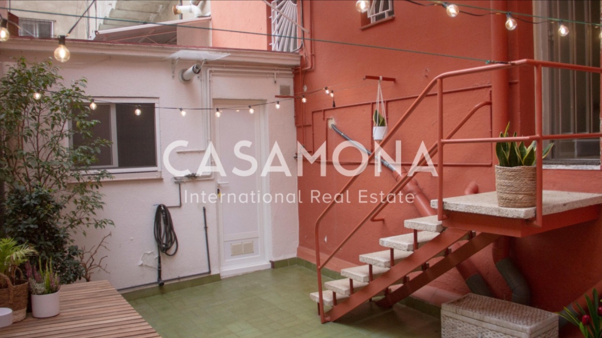 Three-Bedroom Apartment Near Plaça de Catalunya with Private Patio