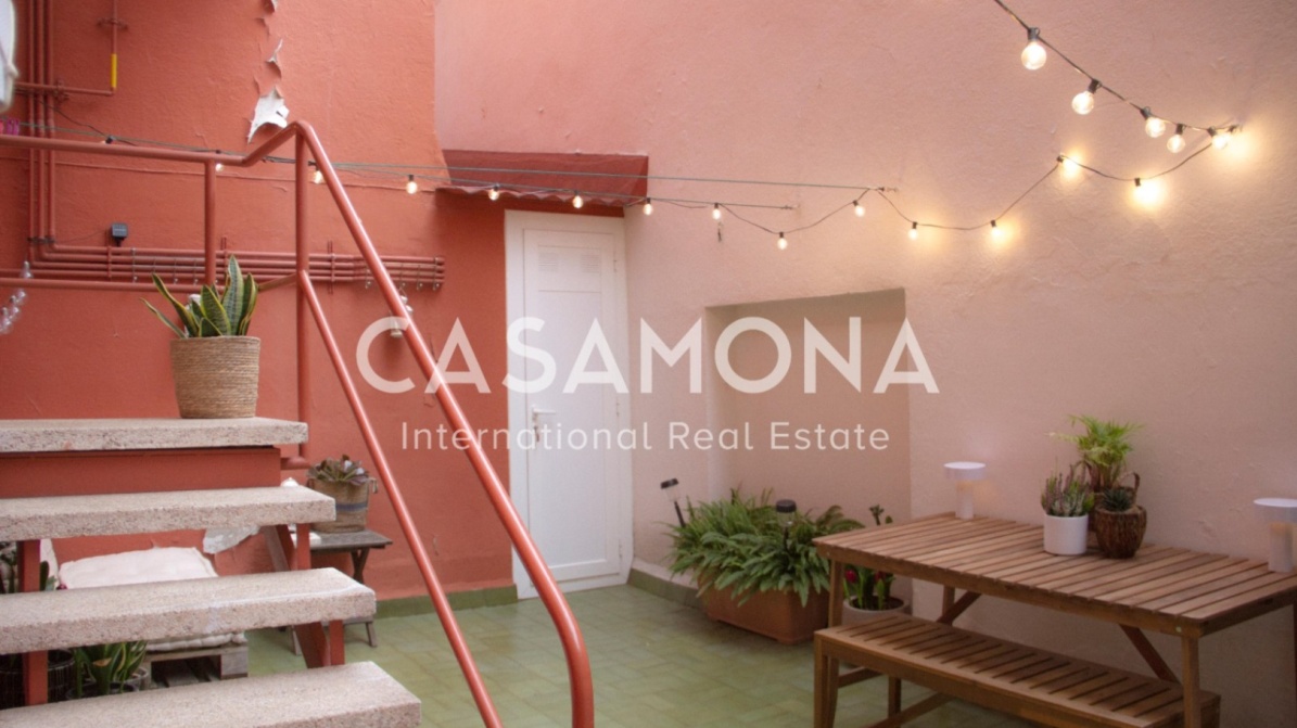 Three-Bedroom Apartment Near Plaça de Catalunya with Private Patio