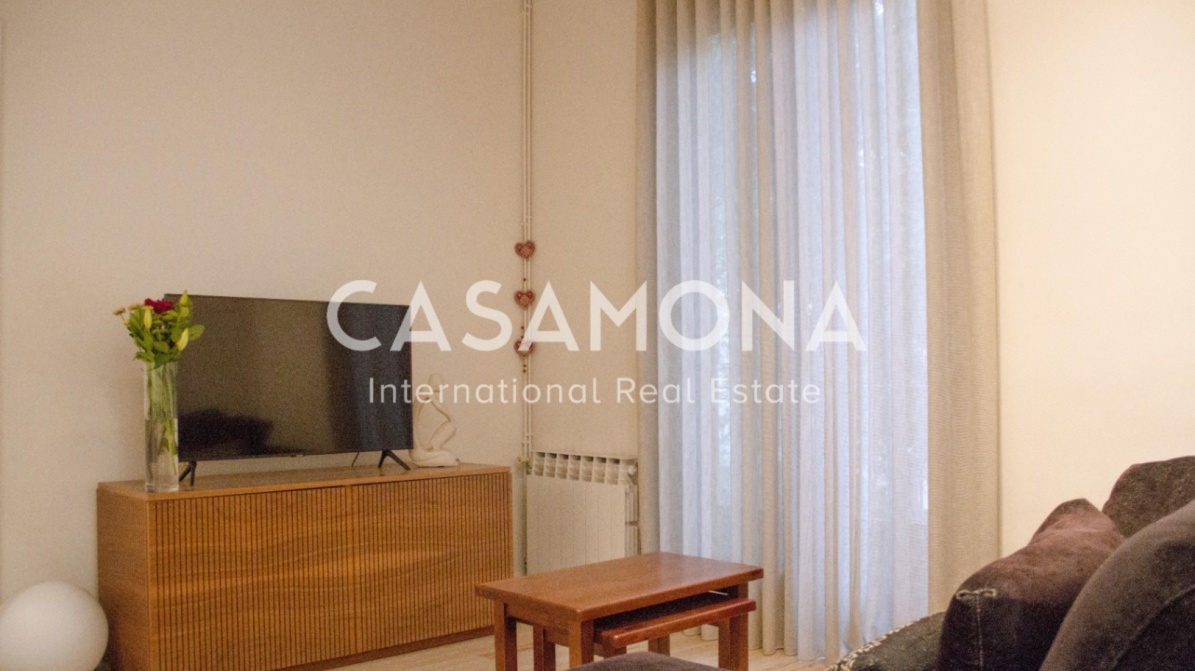 Three-Bedroom Apartment Near Plaça de Catalunya with Private Patio