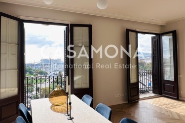 Bright and Modern 2 Bedroom Apartment with Spectacular Views on the Port