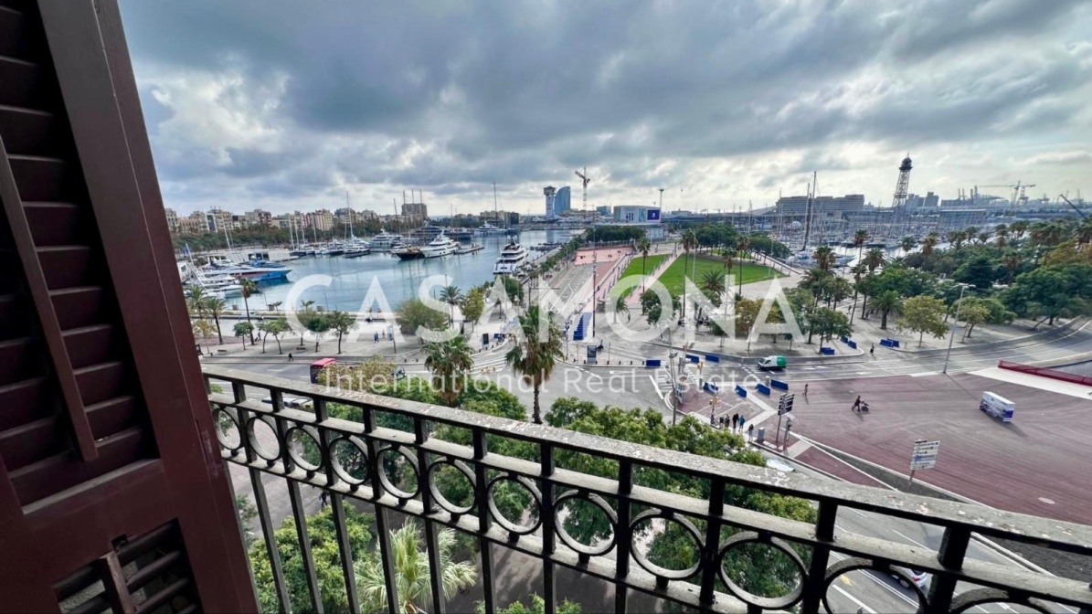 Bright and Modern 2 Bedroom Apartment with Spectacular Views on the Port