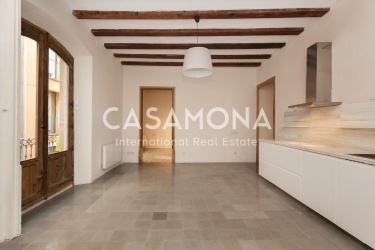 Spacious 2-Bedroom Apartment with Balcony and High Ceilings in Sant Pere