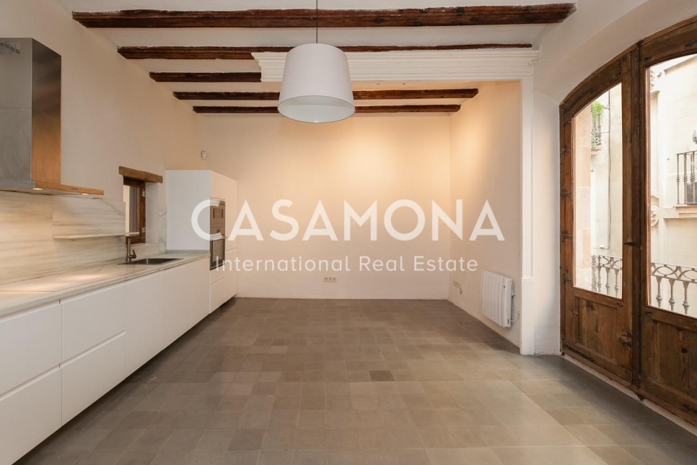 Spacious 2-Bedroom Apartment with Balcony and High Ceilings in Sant Pere