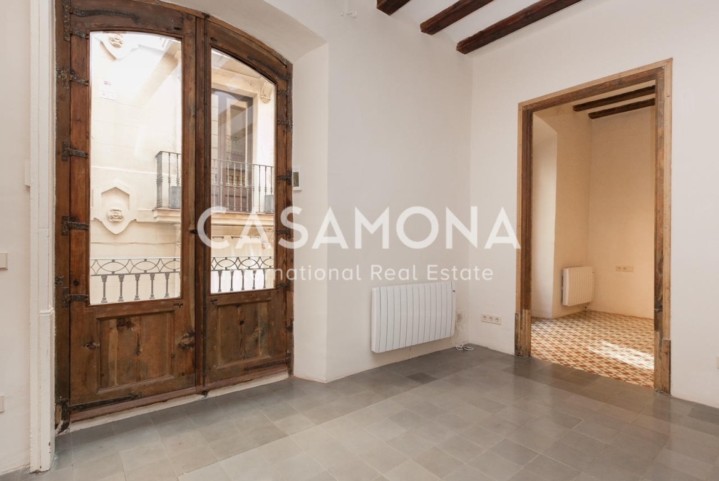 Spacious 2-Bedroom Apartment with Balcony and High Ceilings in Sant Pere