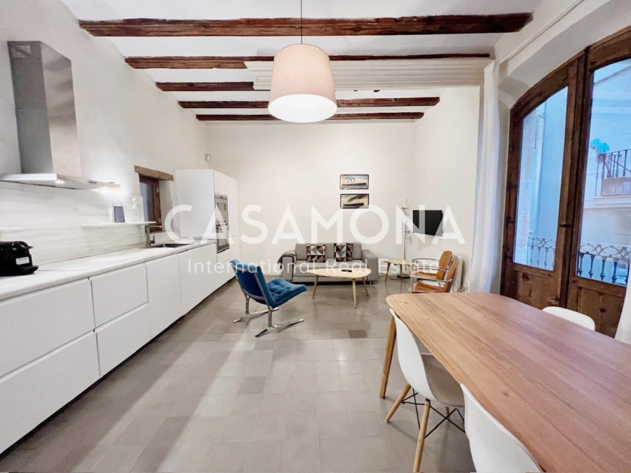 Two Double Bedroom Apartment with Balcony and High Ceilings in El Born