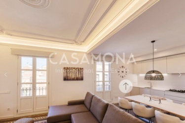 SUNNY 3 BEDROOM APARTMENT IN EIXAMPLE ESQUERRA WITH COMMUNITY SWIMMING POOL