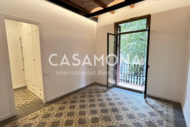 Apartamento reformado de tres dormitorios con terraza con vistas a la Sagrada Familia