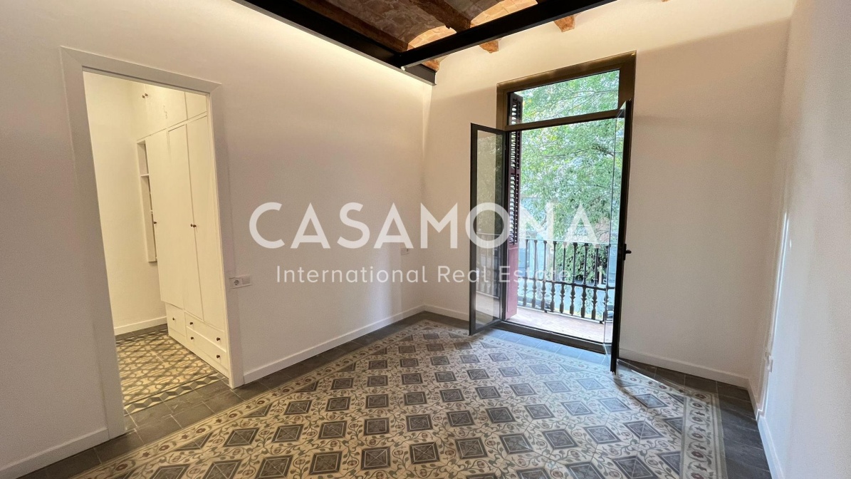 Renovated three-bedroom apartment with a terrace overlooking the Sagrada Familia