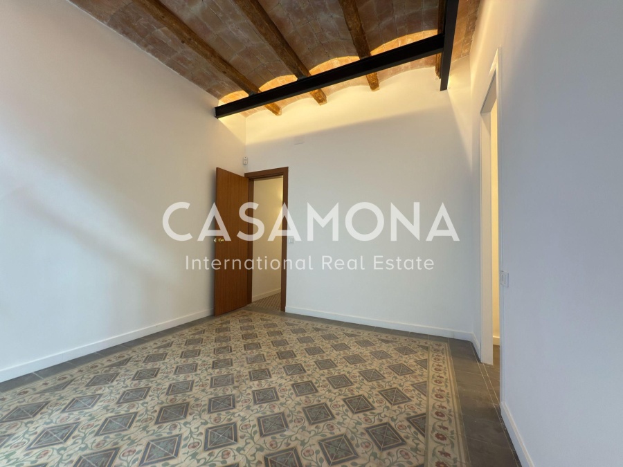 Renovated three-bedroom apartment with a terrace overlooking the Sagrada Familia