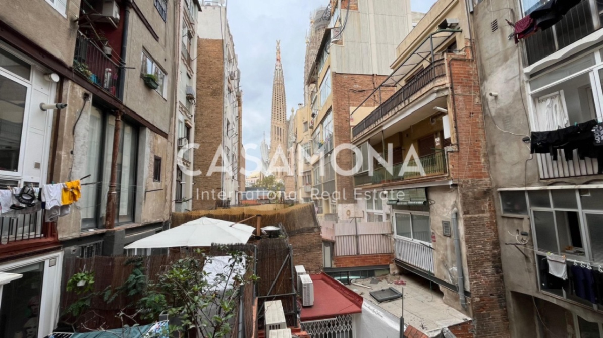 Renovierte Drei-Zimmer-Wohnung mit Terrasse und Blick auf die Sagrada Familia