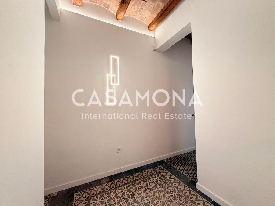 Renovated three-bedroom apartment with a terrace overlooking the Sagrada Familia