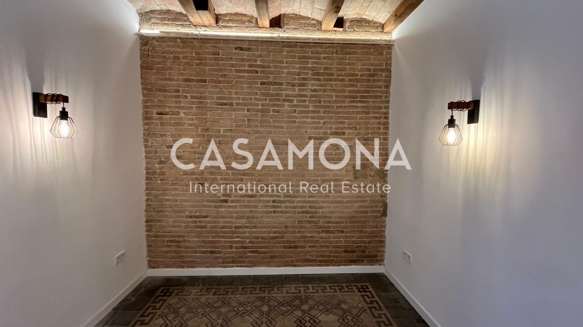 Renovated three-bedroom apartment with a terrace overlooking the Sagrada Familia