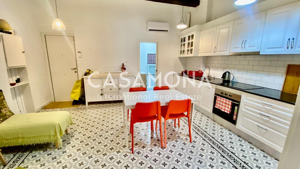 Catalan Style 2 Bedroom Apartment in El Raval with Traditional Features