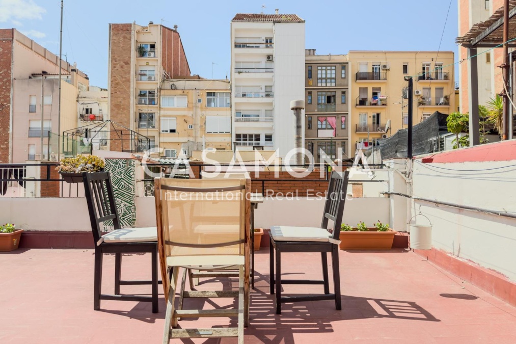 6-Bedroom House for Renovation near Sant Pau Hospital with a Rooftop Terrace