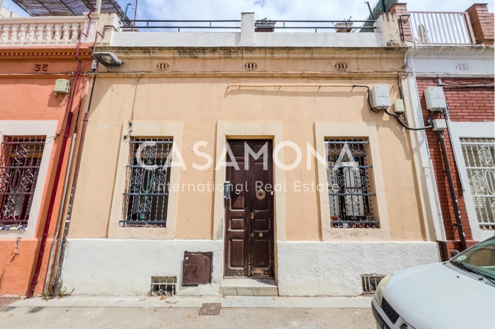 Àmplia casa de 6 dormitoris per reformar a l'Hospital de Sant Pau amb terrassa al terrat