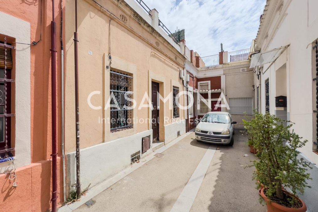 6-Bedroom House for Renovation near Sant Pau Hospital with a Rooftop Terrace