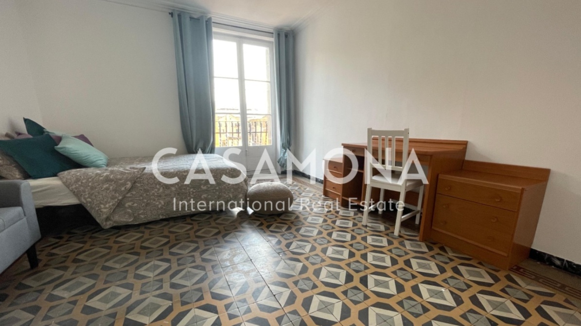 Great Co-Living Investment 5 Bedroom Apartment Next to La Rambla