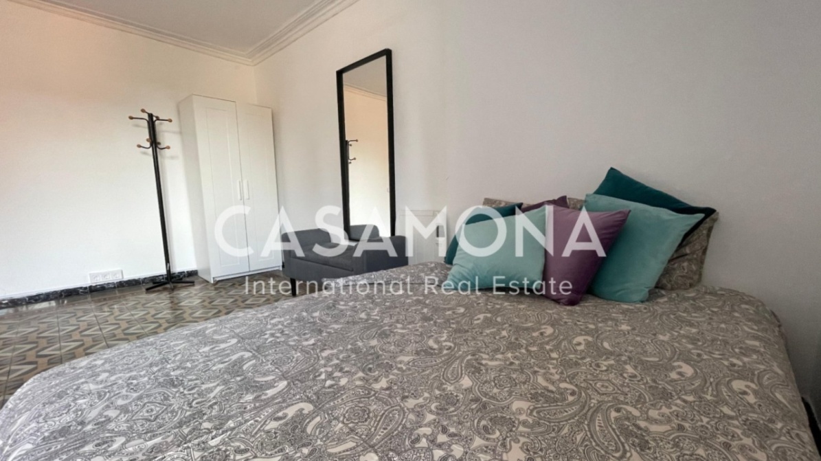 Great Co-Living Investment 5 Bedroom Apartment Next to La Rambla