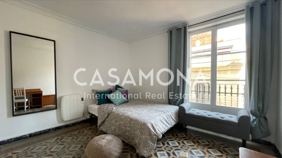 Great Co-Living Investment 5 Bedroom Apartment Next to La Rambla