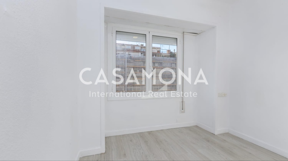 Great Opportunity for Renovation: 3 Bedroom Apartment with Balcony on Paralell