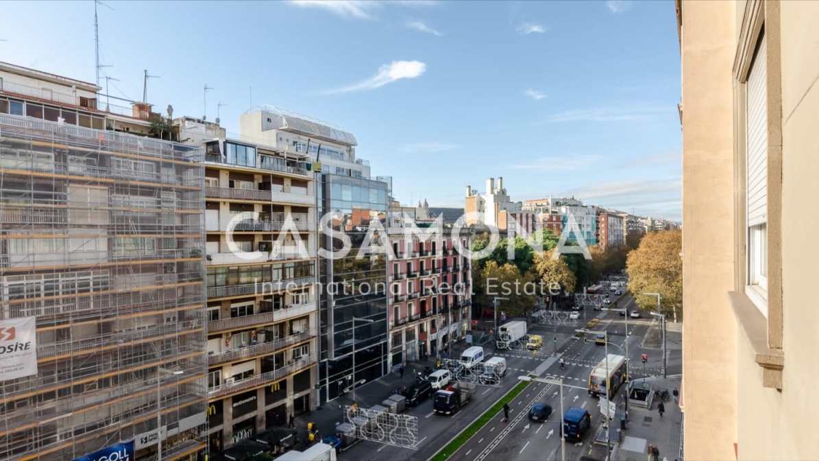 Gran oportunidad para la renovación: Apartamento de 3 dormitorios con balcón en Paralell