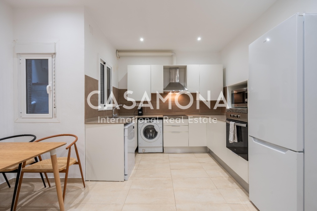 Recently Renovated 2 Bedroom Apartment with Balcony Next to Sagrada Familia