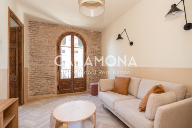 3 Bedroom Apartment near Sagrada Familia with Balconies and Traditional Features