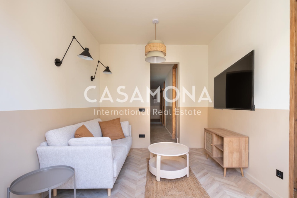 3 Bedroom Apartment near Sagrada Familia with Balconies and Traditional Features