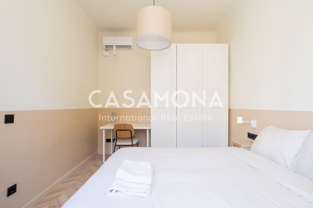 3 Bedroom Apartment near Sagrada Familia with Balconies and Traditional Features