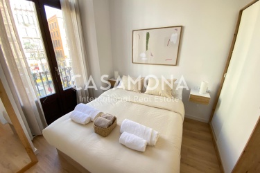 Co-Living Room with Private Bathroom and Balcony Perfectly Located on La Rambla