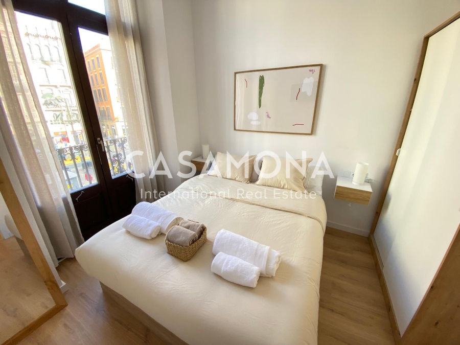 Co-Living Room met eigen badkamer en balkon, perfect gelegen aan La Rambla