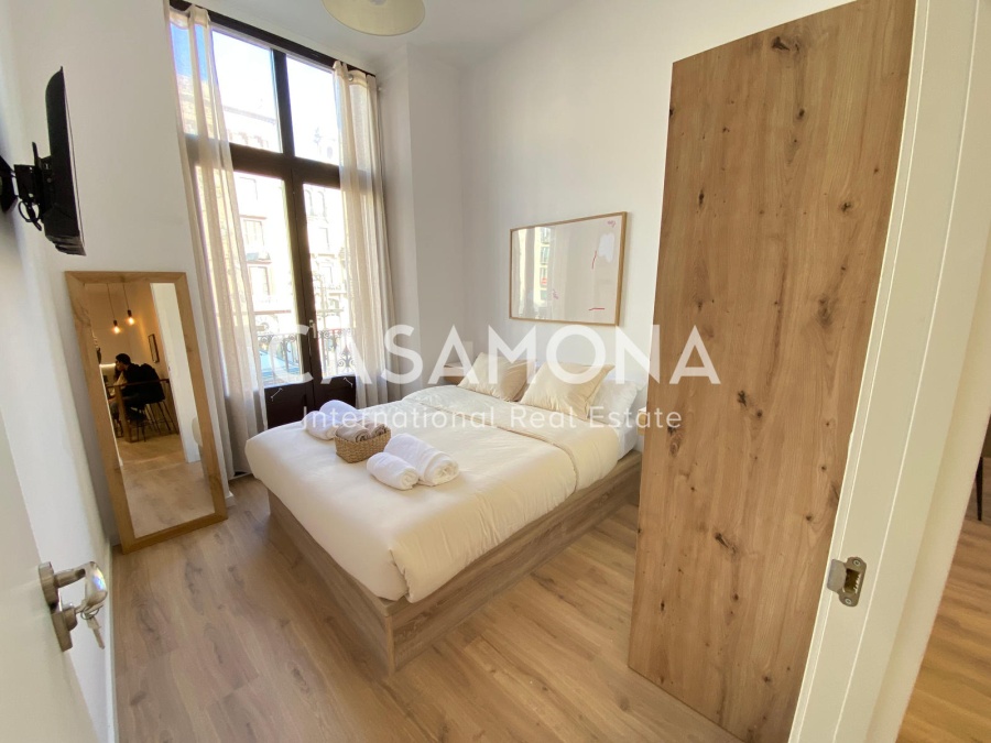 Co-Living Room met eigen badkamer en balkon, perfect gelegen aan La Rambla