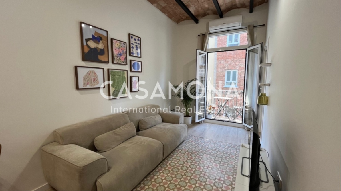 Fully Renovated 1-Bedroom 2 Bathroom Apartment with Balcony and ELevator in Barceloneta