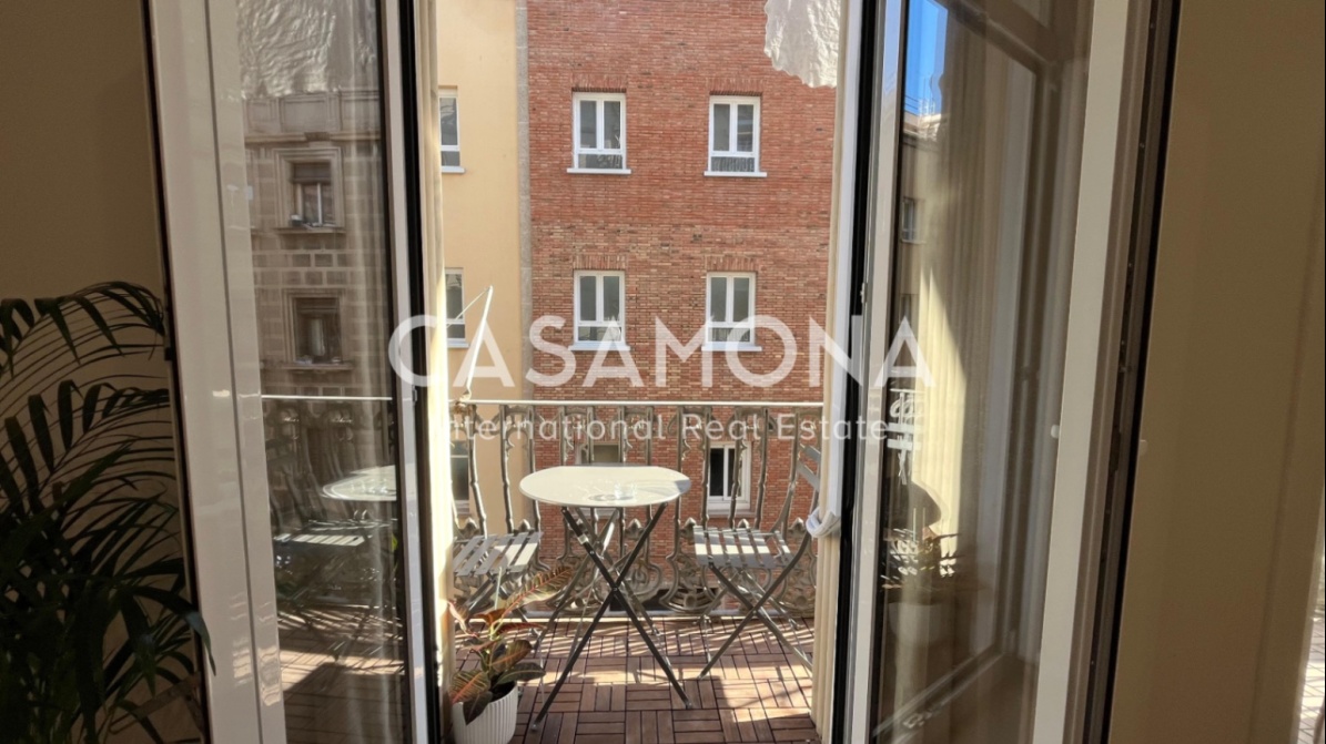 Fully Renovated 1-Bedroom 2 Bathroom Apartment with Balcony and ELevator in Barceloneta